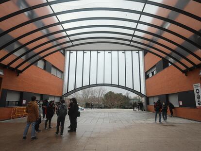 Alumnos esperan este lunes para entrar en un examen en la Universidad Rey Juan Carlos de Madrid.