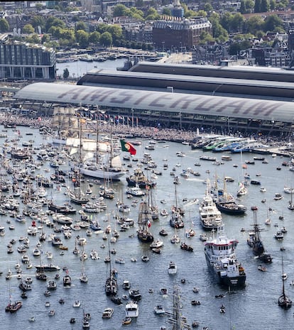 Ha navegado también la réplica del ‘Witte Swaen’ (cisne blanco), el barco con el que naufragó en 1956 en Nueva Zembla, en el hielo ártico, el explorador y navegante neerlandés Willem Barentsz. La tripulación sobrevivió al invierno en un asentamiento construido con la madera de la embarcación arrastrada por el mar. En honor de Barentsz se designó el denominado Mar de Barents, un sector del océano Ártico.