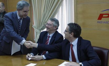 Barreda, a la izquierda, saluda al líder del PP vasco, Antonio Basagoiti, en la sede de Bilbao