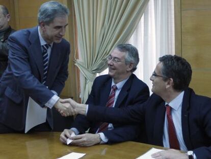 Barreda, a la izquierda, saluda al líder del PP vasco, Antonio Basagoiti, en la sede de Bilbao