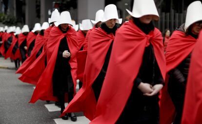 Activistas disfrazadas como mujeres reproductoras de la serie 'The Handmaid's Tale' protestan frente al Congreso de Buenos Aires, el 25 de julio.