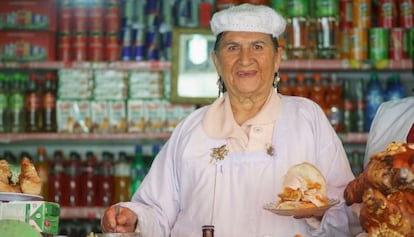 Doña Cristina, em sua banca em Las Cholas.