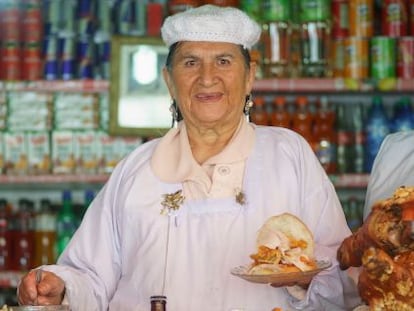 Doña Cristina, em sua banca em Las Cholas.