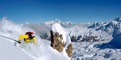 Un esquiador en La Plagne (Francia), una de las mejores ubicaciones para esquiar en Europa.