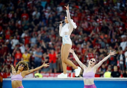 La cantante Dua Lipa durante su actuación en la Final de la Champions League.