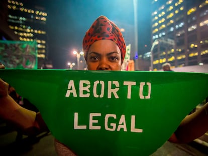 Una mujer, en una manifestación por la legalización del aborto en Sao Paulo, en 2018.