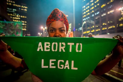 Una mujer, en una manifestación por la legalización del aborto en Sao Paulo, en 2018.