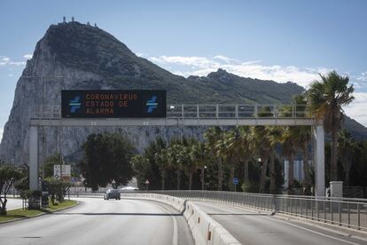 Traffic sign reads “Coronavirus state of alarm” on the border between Gibraltar and Spain.