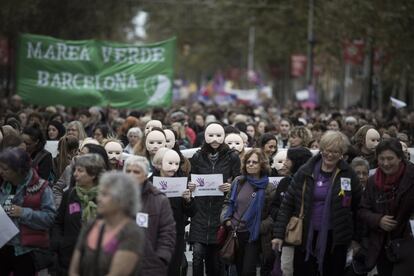A las 11.30 horas también ha dado inicio la marcha en Barcelona, desde la plaza Universitat --en el cruce con Gran Via--, convocada por la plataforma Novembre Feminista, en la que se ha exigido el fin de las violencias hacia las mujeres y se ha criticado la "justicia patriarcal".