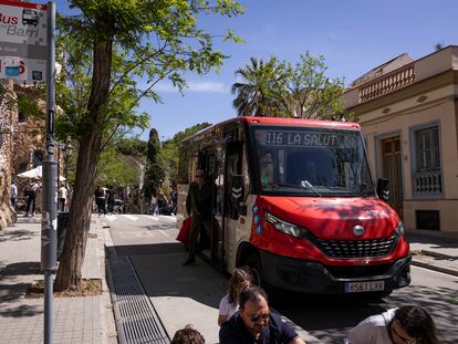 El bus del barrio 116 de Barcelona, que tiene parada en la puerta principal del Park Güell, este jueves, tras desaparecer de Google Maps.