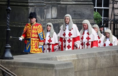 Algunos de los asistentes llegan a la catedral de St Giles para asistir al Servicio Nacional de Acción de Gracias. 