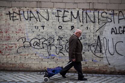 Pintadas en un muro en Tetuán. En verano, el distrito se llenó de grafitis y carteles contra la okupación de un edifico de oficinas por parte de jóvenes neonazis para crear un hogar social solo para españoles.