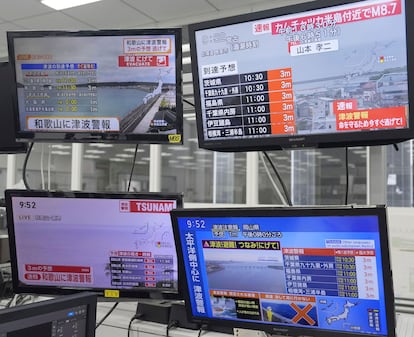 In alcune zone del Giappone vengono visualizzati gli allarmi tsunami.