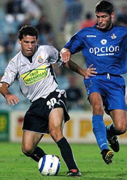 Maxi protege la pelota ante Vivar Dorado.