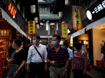 Varias personas con mascarilla en las calles de Chengdu, en la provincia china de Sichuan, el 8 de septiembre.