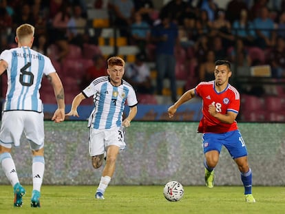 Un jugador de la Selección chilena sub 23 maneja el balón durante el partido contra Argentina, en la ciudad de Valencia (Venezuela), el 30 de enero de 2024.