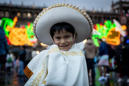 Un niño en la plancha del Zócalo durante la celebración del Grito de Independencia.