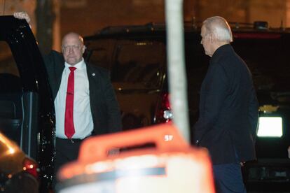 El presidente de Estados Unidos, Joe Biden (a la derecha), tras acudir a misa este domingo a una Iglesia de Georgetown, en Washington.