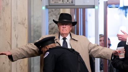 En febrero de 2020, Kenneth Starr a su entrada en el Senado estadounidense para asistir al juicio político contra el presidente Donald Trump, de quien fue defensor.