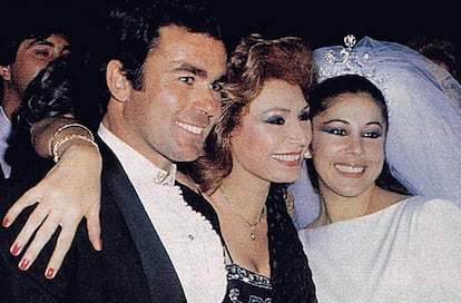 Isabel Pantoja el día de su boda con Francisco Rivera, Paquirri, junto a Rocío Jurado, en Sevilla, en 1983.