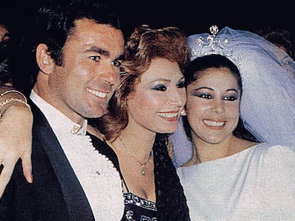 Isabel Pantoja el día de su boda con Francisco Rivera, Paquirri, junto a Rocío Jurado, en Sevilla, en 1983.