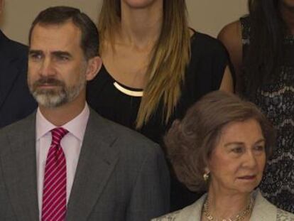 El rey Felipe VI, la reina Letizia y la reina Sof&iacute;a.