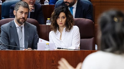 El consejero de Presidencia y portavoz del Gobierno de Madrid, Miguel Ángel García Martín, y la presidenta regional, Isabel Díaz Ayuso, el 14 de marzo en la Asamblea.