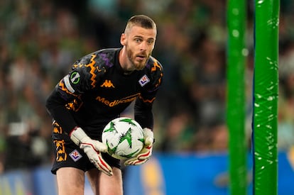 David de Gea del ACF Fiorentina durante el partido disputado contra el Real Betis en el estadio Benito Villamarín el 1 de mayo de 2025, en Sevilla, España