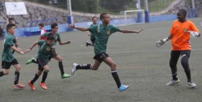 Un jugador de Dragones de Lavapiés celebra un gol en la Donosti Cup.