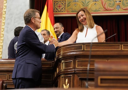 El líder del PP, Alberto Núñez Feijóo (i), saluda a la nueva presidenta del Congreso, Francina Armengol (d), durante la sesión Constitutiva de las Cortes, este jueves.