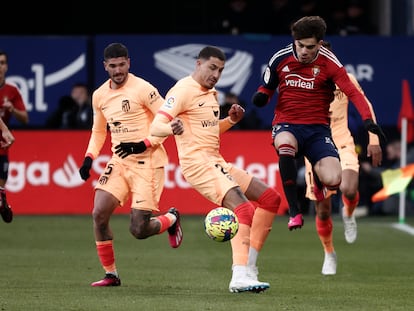 Abde en una acción con Giménez durante el partido entre Osasuna y Atlético de Madrid, en El Sadar este domingo.