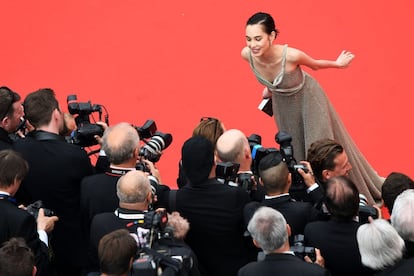 US-Japanese model Kiko Mizuhara poses for photographers as she arrives on May 9, 2018 for the screening of the film "Yomeddine" at the 71st edition of the Cannes Film Festival in Cannes, southern France.  / AFP PHOTO / LOIC VENANCE