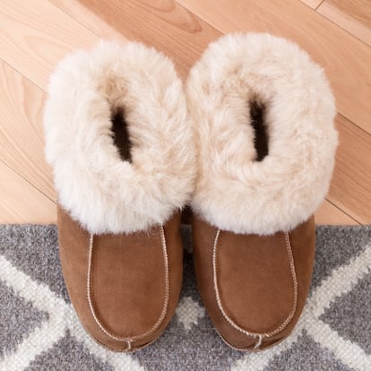 Artículo de EL PAÍS Escaparate sobre unas zapatillas de estar por casa de Skechers para mujer que arrasan en Amazon.