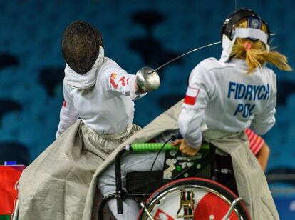 Jing Bian (China) y Marta Fidrych (Polonia) compiten en la preliminar de epée.  compete in the women's individual epée.