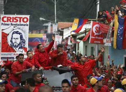 El presidente venezolano, Hugo Chávez, hace  campaña ayer en el estado de Táchira.