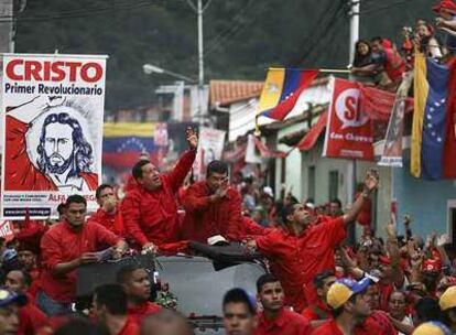 El presidente venezolano, Hugo Chávez, hace campaña ayer en el estado de Táchira.