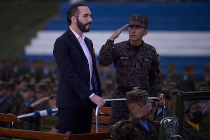 El presidente de El Salvador, Nayib Bukele, durante una ceremonia con militares el 27 de marzo, en San Salvador.