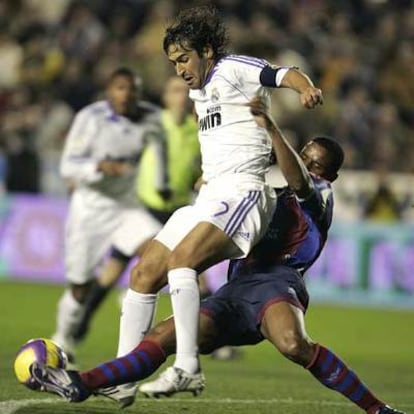 Álvaro intercepta una penetración de Raúl.