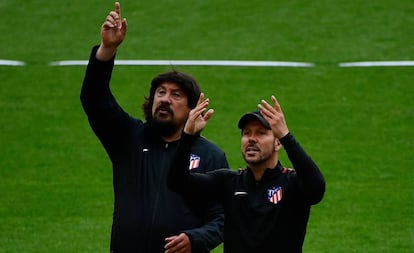 Simeone y su segundo Germán Burgos, durante el entrenamiento del Atlético celebrado en el Metropolitano el pasado miércoles.