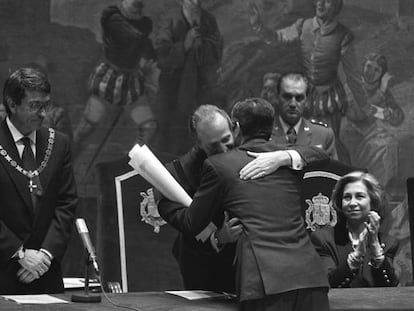 El Rey Juan Carlos abraza a Adolfo Su&aacute;rez, durante la entrega del premio Alfonso X el Sabio en el teatro Rojas de Toledo.