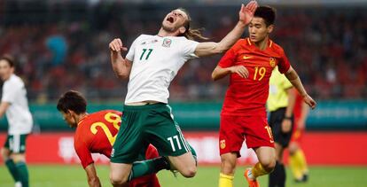 El jugador de la selección china Wei Shihao se cubrió parte de su brazo izquierdo para ocultar los tatuajes.