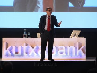 El presidente de Kutxabank, Mario Fernández hablando a sus directivos