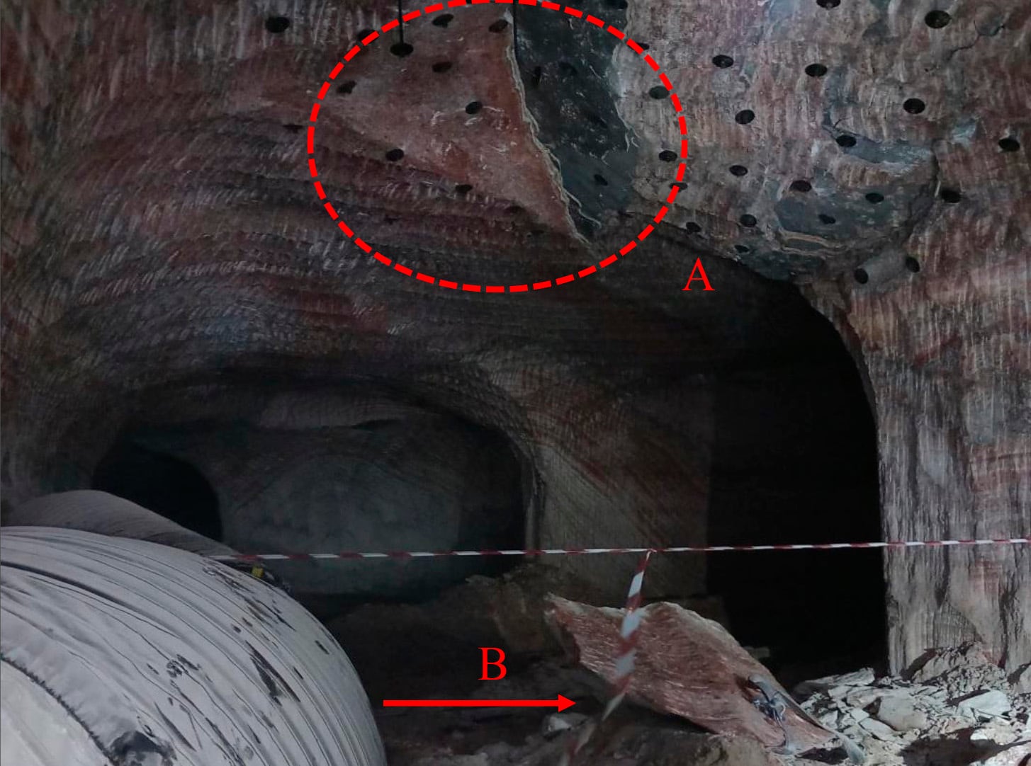 Imagen del lugar del accidente. El punto A es el desprendimiento de parte del techo, y el punto B la roca desprendida.