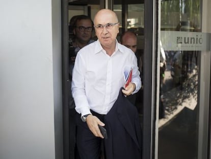 Unió leader Josep Antoni Duran i Lleida leaves party headquarters after the meeting.