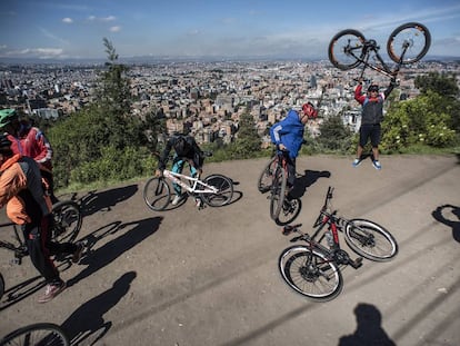 Estampas de Bogotá, una ciudad que busca dejar atrás un pasado lúgubre