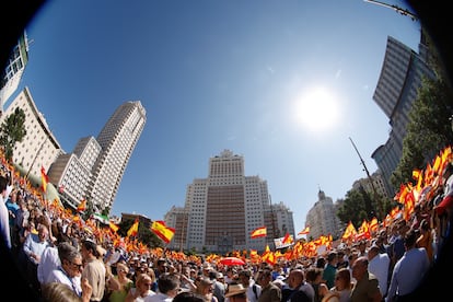 Vista de la plaza de España en Madrid durante el acto convocado por el Partido Popular, en una imagen tomada con una lente de ojo de pez.