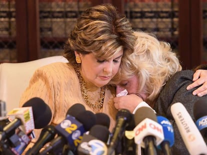 La abogada Gloria Allred consuela a la exactriz Heather Kerr, presunta víctima de Weinstein, el 20 de octubre en Los Ángeles.