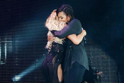 Michelle Obama abraza a Beyonce en el escenario en el festival Global Citizen