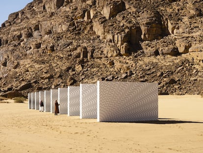 Con su trabajo ‘Dark Suns Bright Waves’ la artista suiza Claudia Comte, una de las 15 artistas seleccionados por un equipo curatorial formado por Reem Fadda, Raneem Farsi y Neville Wakefield, explora las formas observadas en la naturaleza. Y, si se presta atención a los grandes paneles pintados y se mira alrededor, se encontrarán esos mismos patrones tallados en las paredes de roca de los cañones de AlUla.