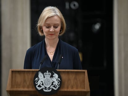 La primera ministra británica, Liz Truss, este jueves durante la comparecencia en Downing Street en la que ha anunciado su dimisión.